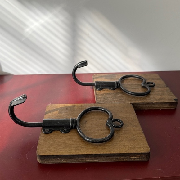 Rustic Wooden Wall Hooks w/Black Metal Heart Shape Key to My Heart style Accents - Picture 4 of 5